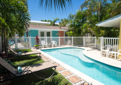 Slide Show Anna-Maria-Island-Harbor-Lane-Court-Rental-pool-in-the-summer